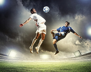 Obraz na płótnie Canvas Piłka nożna zawodnicy uderzają piłkę
