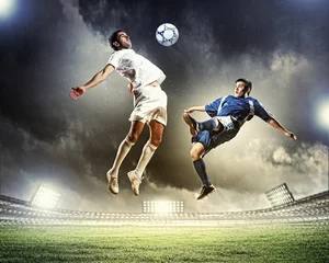 Papier Peint photo Foot deux joueurs de football frappant le ballon