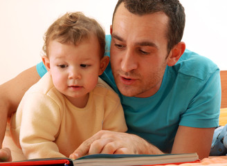Padre e hijo compartiendo y leyendo un cuento.