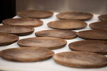 Platos de madera redondos.