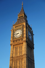 Fototapeta na wymiar Słynny Big Ben z zegarem w Londynie