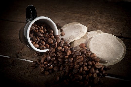 Kaffeepads mit Kaffeebohnen
