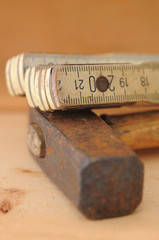 Hammer und Zollstock