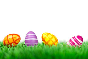 Vier Ostereier auf der Wiese