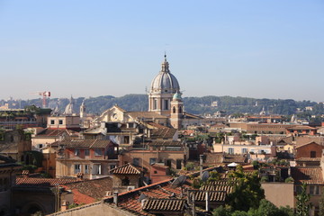 Fototapeta na wymiar Rzym dachy i kopuły
