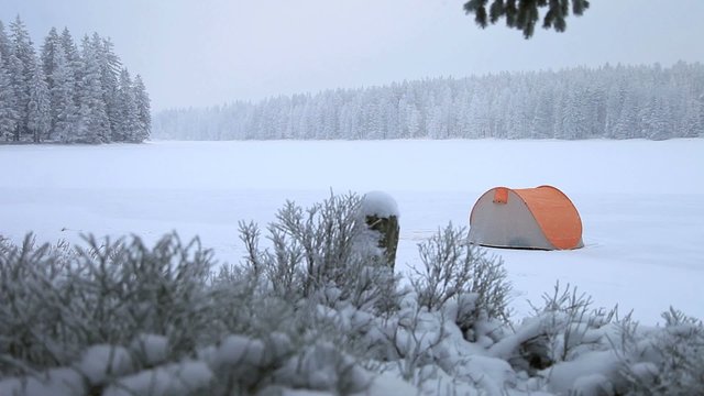 Zelt drau&szlig;en im Winter auf einem Eissee