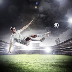 Fototapeta na wymiar piłkarz uderzając piłkę