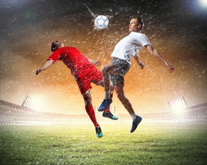 Obraz na płótnie Canvas Piłka nożna zawodnicy uderzają piłkę