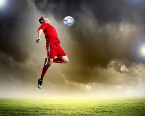 Poster de jardin Foot joueur de football frappant le ballon
