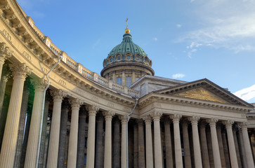 Fototapeta na wymiar Kolumnada katedry Kazańskiej. Petersburg, Rosja