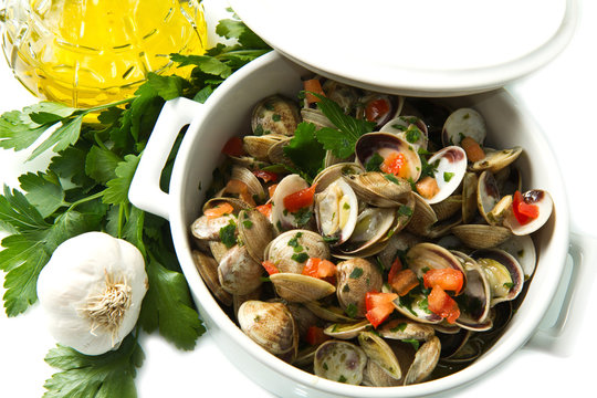 white bowl of clams soup