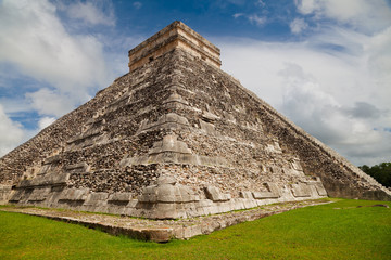 Fototapeta na wymiar Kukulkan Pyramid, Chichen Itza, Meksyk