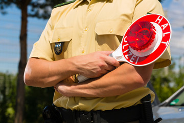 Polizist oder Polizei in Streife hält Auto an
