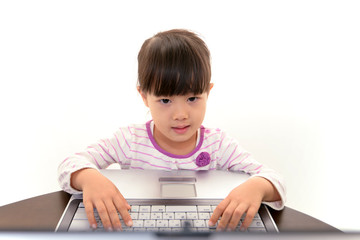 インターネットを楽しむ女の子