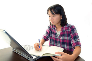 インターネットで調べ物をする女の子