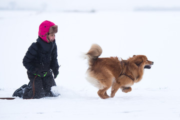 Mädchen und Hund im Schnee