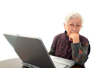パソコンの操作方法に悩む高齢者