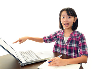パソコンで勉強中の女の子