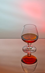 Ein Glas mit Alkohol