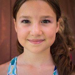 jolie fillette souriante