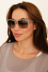 Junge Frau mit Sonnenbrille