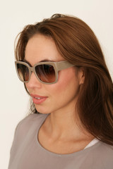 Junge Frau mit Sonnenbrille