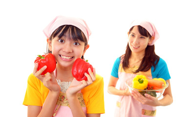 野菜を持ち微笑む親子