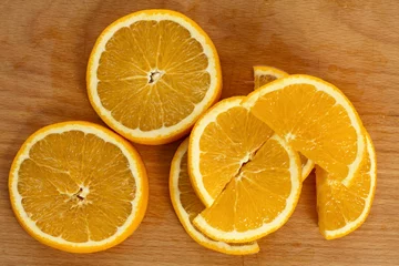  Sappige sinaasappels op een houten dienblad © zokov_111