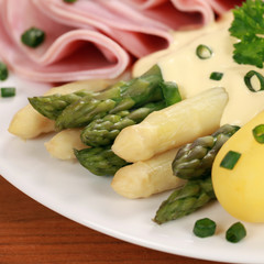 Gekochter Spargel mit Sauce Hollandaise