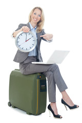 businessfrau sitzt auf koffer