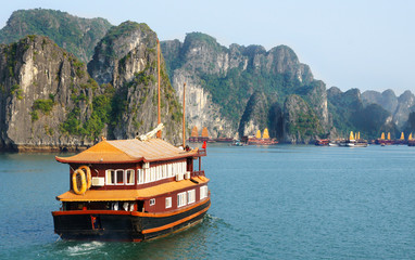 bateau sur la  baie d'halong