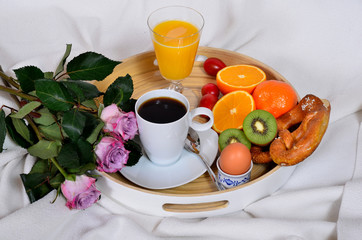 Frühstück am Morgen im Bett