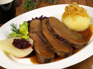 Wildschweinbraten mit Rotkohl und Kartoffelknödel