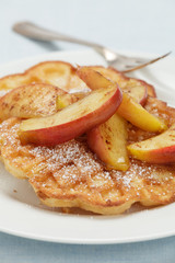 Waffeln mit Zimtäpfeln