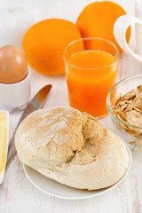 bread with egg, cereals and orange juice