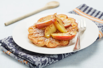 Waffeln mit Zimtäpfeln