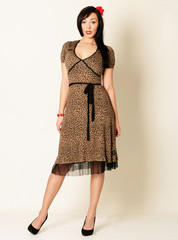 Fototapeta premium junge Frau im Leopardenkleid