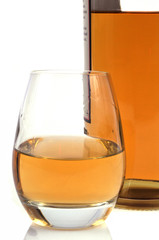 Verre et bouteille de whisky