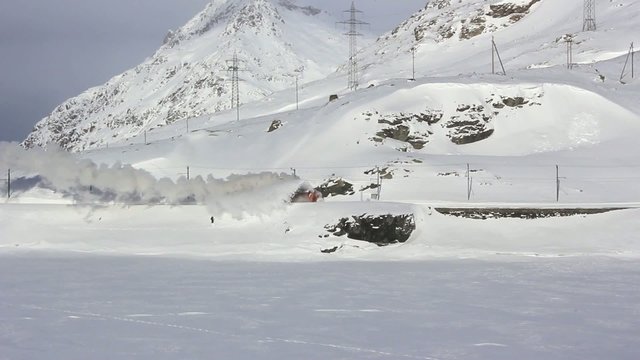 treno tra la neve