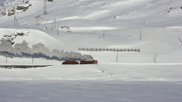 treno tra la neve