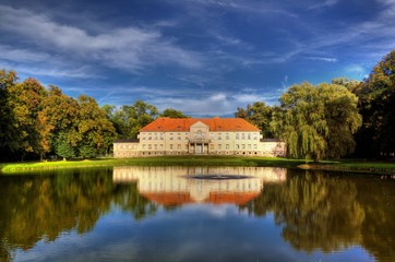 Old palace in Owinska in Poland © Radoslaw Maciejewski