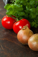 Zwiebeln und  Tomaten