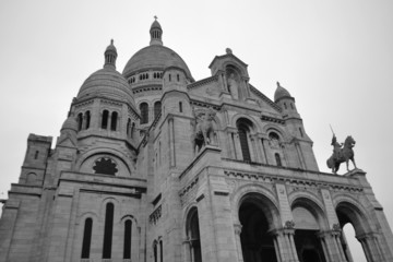 Fototapeta na wymiar Bazylika Sacre-Coeur w dzielnicy Montmartre