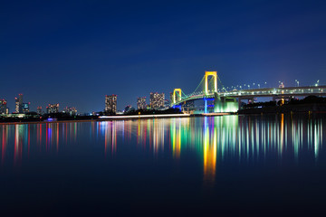 Naklejka premium View of Tokyo at night with Rainbow Bridge