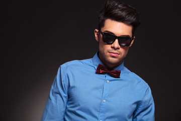 Obraz premium man wearing sunglasses and bow tie