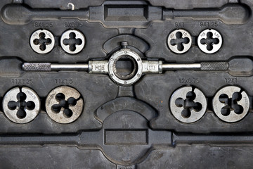 Screw thread cutting tools