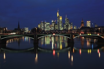 Fototapeta na wymiar Frankfurt skyline w nocy