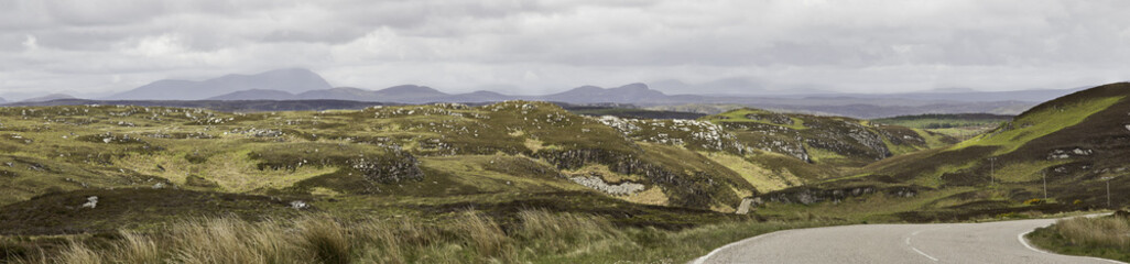 Fototapeta na wymiar strasse durch die highlands im norden schottlands