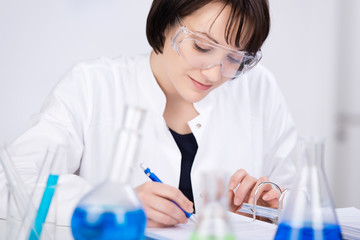 wissenschaftliche mitarbeiterin notiert ergebnisse