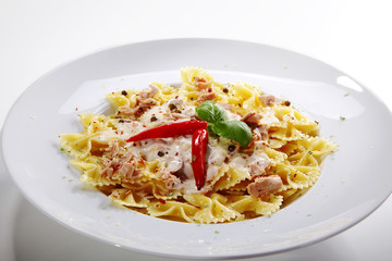 Pasta Nudeln mit weißer Soße und Tunfisch closeup